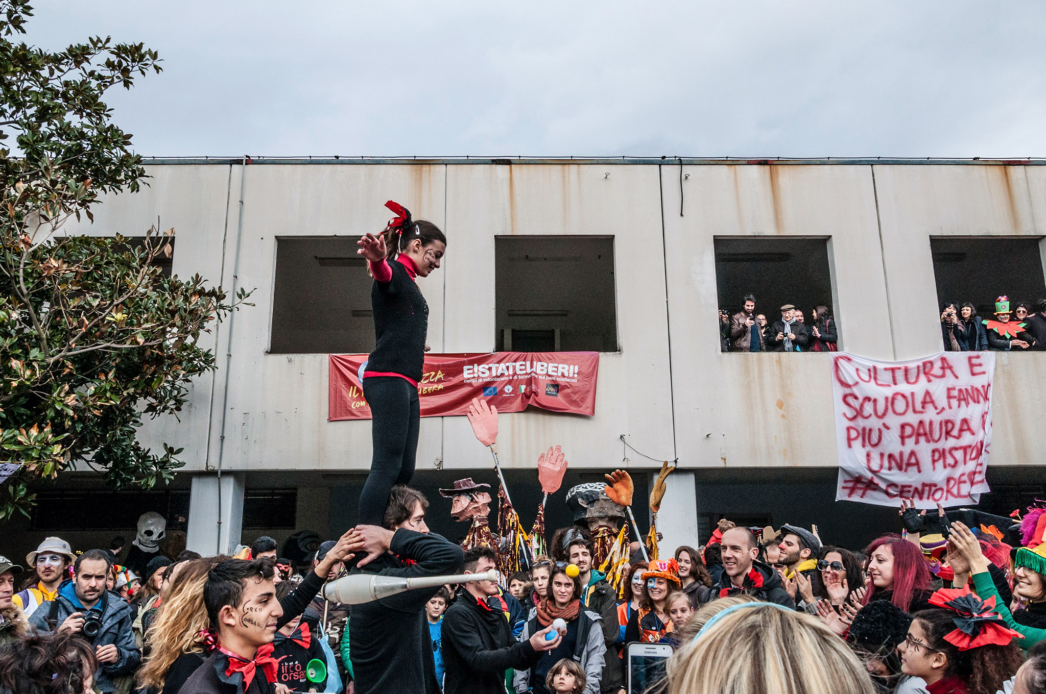 Fotografia di reportage, fotografo Guglielmo Verrienti - Carnevale di Scampia